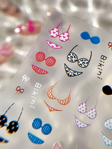 Macro d'autocollants pour ongles sur le thème du bikini d'été avec motifs léopard et nœuds