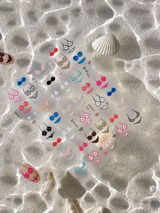 Détail macro de stickers pour ongles thème bikini avec motifs léopard et cœurs sur velours