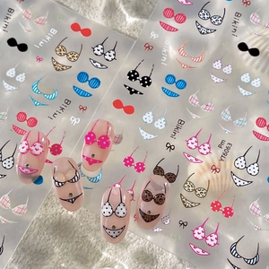Autocollants nail art motif bikini avec dessins léopard et pois sur fourrure blanche
