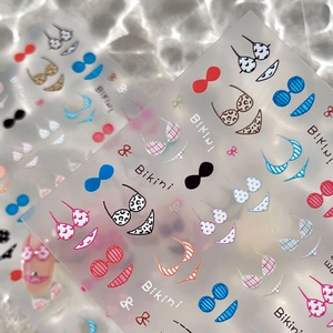 Autocollants à ongles thème bikini de plage avec motifs léopard, pois et cœurs