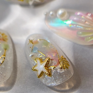 Sparkling mermaid shell press-on nails with golden starfish, pearls and silver glitter