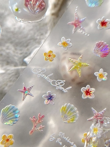 Dettaglio macro di adesivi per unghie 3D a forma di stella marina perlata