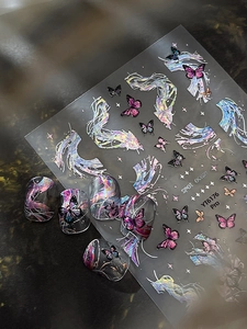 Vue macro d'autocollants pour ongles laser holographiques papillon et motifs ondulés