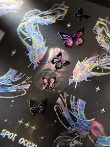 Vue macro d'autocollants papillons colorés holographiques 3D pour ongles avec effet laser