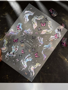 Détail d'autocollants laser pour ongles avec papillons violets et finition holographique