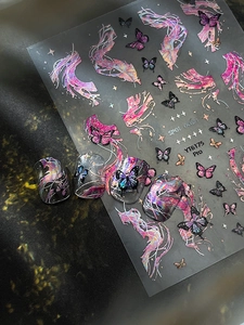 Détail macro d'autocollants papillon holographiques avec effet laser violet et bleu
