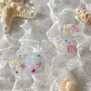 Unghie finte 3D con conchiglie e stelle marine, perle e ciondoli oceanici iridescenti