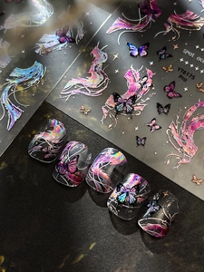 Détails macro d'autocollants papillons holographiques pour ongles aux motifs de lignes colorées