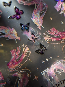 Vue macro d'autocollants pour ongles holographiques avec motifs papillon et étoile