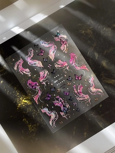 Détail macro de stickers ongles papillon laser avec textures ondulées abstraites colorées