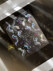 Vue macro d'autocollants holographiques pour ongles avec papillons et rubans colorés