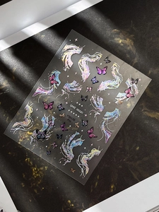 Stickers à ongles papillon holographiques avec effets laser sur fond de marbre