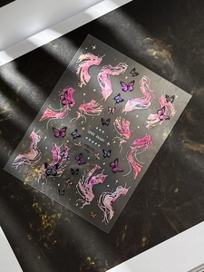 Détail des stickers YT6175 Pro avec dégradé rose aurora, papillons violets et étoiles dorées