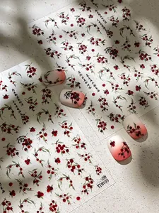 Details von Beeren- und Blatt-Nagelaufklebern mit Farbverlauf-Maniküre-Proben