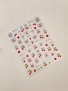 Dettaglio di adesivi per unghie fragola rossa e fiocco argento con lamina d'oro sul foglio YT5910
