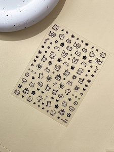 Détail d'autocollants pour ongles avec motifs de chats, chiens et cœurs dessinés main
