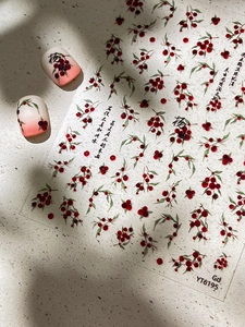 Detailansicht der Nageltattoos mit roten Myrica-Früchten und chinesischen Blattmotiven