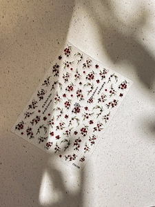 Detail von roten Beeren-Nagelstickern im minimalistischen chinesischen Stil mit Blättern