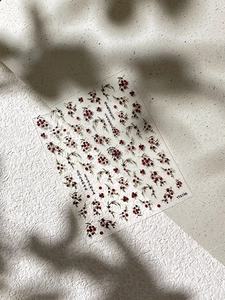 Nagelaufkleber im chinesischen Stil mit roten Beeren und Kalligrafie-Verzierung
