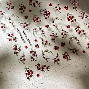 Chinesische Nagelaufkleber mit roten Erdbeeren, grünen Blättern und Kalligraphie