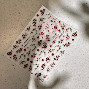 Elegante Nagelaufkleber im chinesischen Stil mit roten Beeren und Kalligraphie