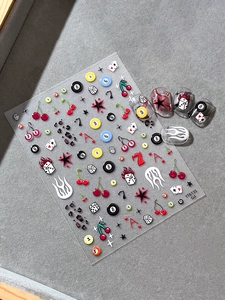 Detailansicht von 3D-Nagelstickern mit Retro-Sternen, 8-Ball- und Kirschmotiven