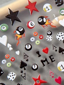 Makroaufnahme von 3D-Präge-Nagelstickern mit Vintage-Billard- und Pokerkarten-Motiven