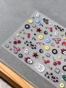 Detail von 3D-Präge-Nagelstickern mit Retro-Kirschen, 8-Ball und Flammenmustern