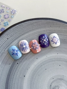 Macro des autocollants à ongles relief mandala avec détails de micro-billes gaufrés
