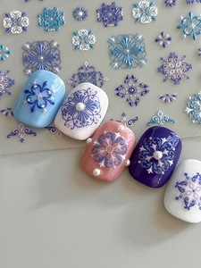 Détail d'autocollants nail art 3D gaufrés avec motifs baroques et textures bohèmes