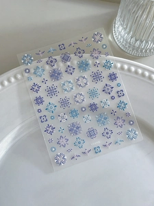 Détail macro de stickers ongles gaufrés avec motifs mandalas floraux bleus élégants