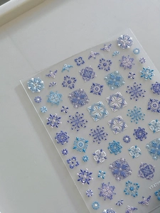 Détails d'autocollants gaufrés pour ongles bohèmes avec mandalas bleus et flocons de neige