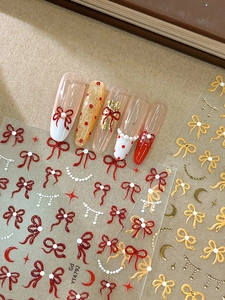 Vue détaillée de stickers pour ongles nœuds et étoiles avec perles sur faux ongles