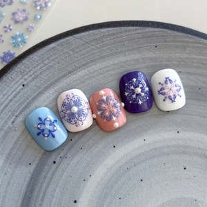 Stickers ongles bohèmes ronds courts avec motifs mandalas bleus et décor de perles