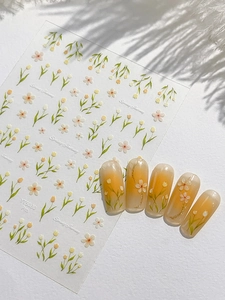 Vue détaillée de stickers pour ongles aux motifs de fleurs orange et tulipes vertes