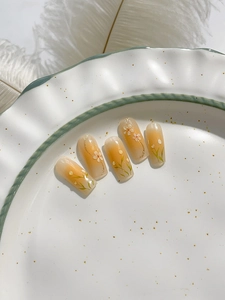 Détails de stickers d'ongles floraux dégradés avec motifs tulipes sur assiette blanche