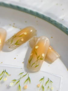 Macro de faux ongles dégradé abricot avec gouttes de rosée 3D et motifs tulipes