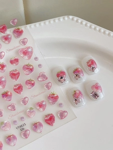 Dettaglio di adesivi per unghie con fragole e cuori e motivi in rilievo 3D stile jelly