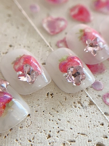 Macro di farfalle di cristallo 3D e fragole su unghie finte traslucide e perle