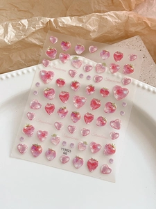 Dettaglio di adesivi per unghie con fragole e cuori con effetto glitter rosa, YT4825
