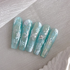 Winter snowflake press-on nails with blue gradient glitter and white velvet texture accents