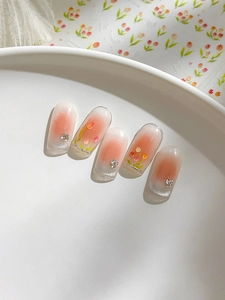 Détails de faux ongles dégradé pêche avec motifs de tulipes 3D et strass brillants