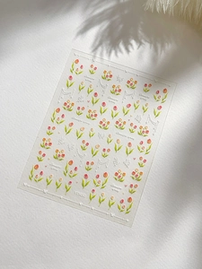 Vue détaillée des autocollants à ongles tulipes et papillons avec motifs floraux
