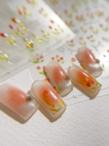 Vue détaillée des autocollants à ongles tulipe avec dégradé orange et strass brillants