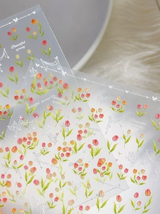 Gros plan détaillé de stickers à ongles tulipes et papillons avec texture gaufrée brillante