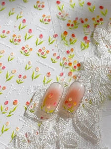 Détail de stickers à ongles tulipe gaufrés avec motifs floraux et nœuds papillon roses