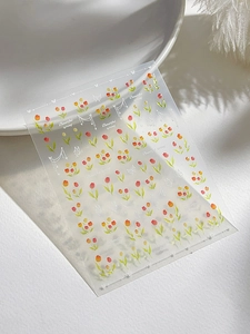 Détail de stickers autocollants pour ongles avec tulipes en relief et papillons frais