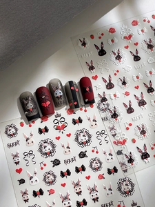 Detail von geprägten Hasen- und Schmetterlings-Nagelaufklebern mit gotischer 3D-Struktur
