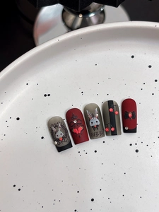 Details von Gothic-Nagelaufklebern mit Relief-Hasen, Schleifen und Edelstein-Deko