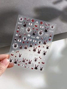 Detail von 3D-Präge-Nagelaufklebern mit schwarzen Hasen-, Spitzen- und Herzmustern